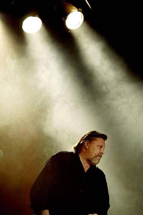 Vesa-Matti Loiri teki musiikkivideon laulamiinsa Junnu Vainion lauluihin Gloria teatterissa vuonna 2003.