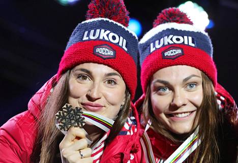 Julia Belorukova (vas.) ja Anastasia Sedova juhlivat helmikuussa Venäjän joukkueessa viestin MM-pronssia. Tämä kausi jää molemmilta väliin raskauden takia.