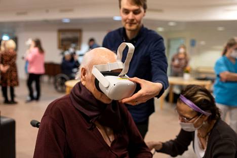 Karinakodin asukkaat saivat testata VR-maisemia ensimmäisinä.