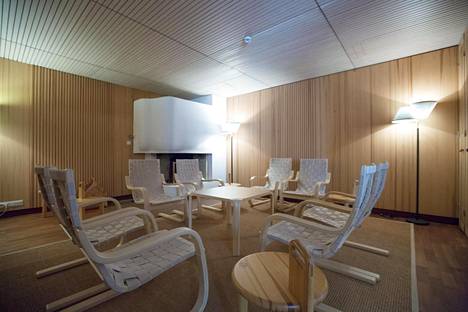 Vierastalon huonekaluina on tietenkin käytetty paljon myös Alvar Aallon designia.