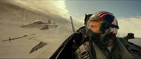 Tom Cruise palasi Top Gun: Maverickissa tuttuun läpimurtorooliinsa hävittäjälentäjä Pete ”Maverick” Mitchelliksi.