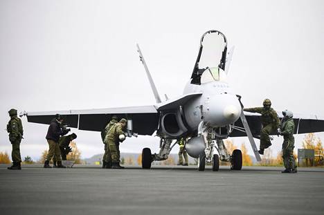 Reserviläiset harjoittelivat Hornetin huoltotoimenpiteitä ilmavoimien Ruska 22 -harjoituksessa Rovaniemellä 5. lokakuuta 2022. Suomi alkaa vähitellen luopua Horneteista vuodesta 2025 alkaen.