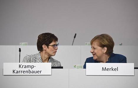 Kramp-Karrenbauer ja Merkel kuvattuna åuoluekokouksessa Hampurissa 7.12.2018.