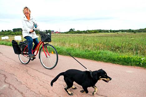 Kotihoitaja Helena Johans koiransa Zebin kanssa matkalla asiakkaan luo. Vanhustenhoitoa järjestetään läheisillä isommilla saarilla, koska Sottungassa se olisi liian kallista.