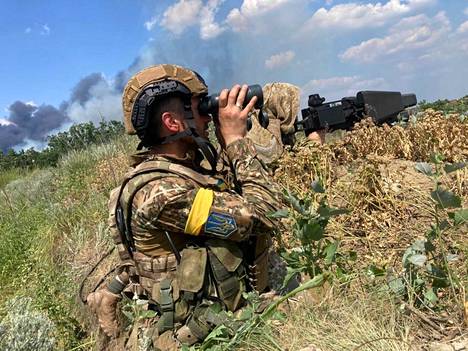 Dronenlamautin työssään Ukrainan rintamalla. 