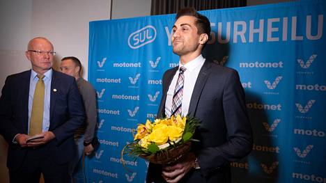 Sami Itani (oik.) valittiin Urheiluliiton puheenjohtajaksi marraskuussa 2018. Vasemmalla Itanin edeltäjä Vesa Harmaakorpi.