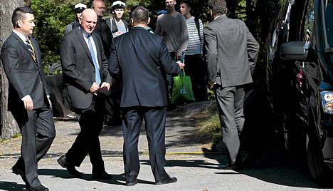 Microsoftin toimitusjohtaja Steve Ballmer poistuu mustaan autoon Dipolin takapihalla lehdistötilaisuuden jälkeen