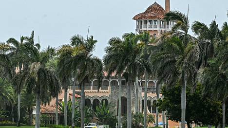 Donald Trumpin Mar-a-Lagon kartano sijaitsee Palm Beachilla Floridassa. Kotietsintäluvassa kirjoitettiin kartanossa olevan 58 makuuhuonetta ja muun muassa 33 kylpyhuonetta.