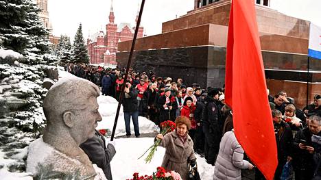 Venäjän kommunistisen puolueen jäsenet muistivat Josif Stalinia sunnuntaina.
