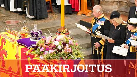 Tämä kuva jää historiaan. Kuningas Charles III jättää hyvästi äidilleen, kuningatar Elisabet II:lle yhdessä muun kuningashuoneen kanssa.