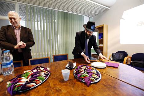 Juutalaisten kosher asettaa tiukkoja vaatimuksia raaka-aineille, ruuanvalmistukselle ja aterioinnille. Kuvassa rabbi Benyamin Wolff (oik.) ja Gideon Bolotowski kuvattuna Helsingissä vuonna 2012.