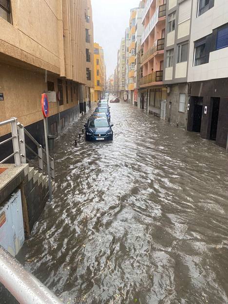 Las Palmasissa vesi valtasi kadut. 