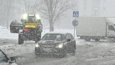 Tieliikennekeskus Fintrafficin liikenneoperaattorin mukaan tilanne elää ja lumisadealue liikkuu yön aikana lännen suuntaan.