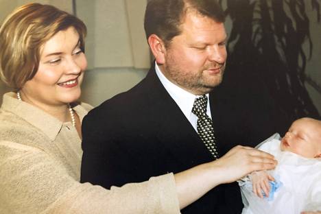 Anu Vehviläinen ja Timo Hiltunen poikansa Tatun kastetilaisuudessa helmikuussa 2001.