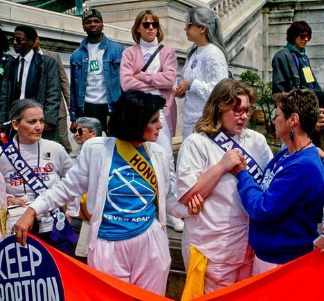 1980-luvulla Norma McCorvey kampanjoi aborttioikeuden puolesta. Kuvassa McCorvey sinisessä paidassa naisten oikeuksien marssilla 1989.