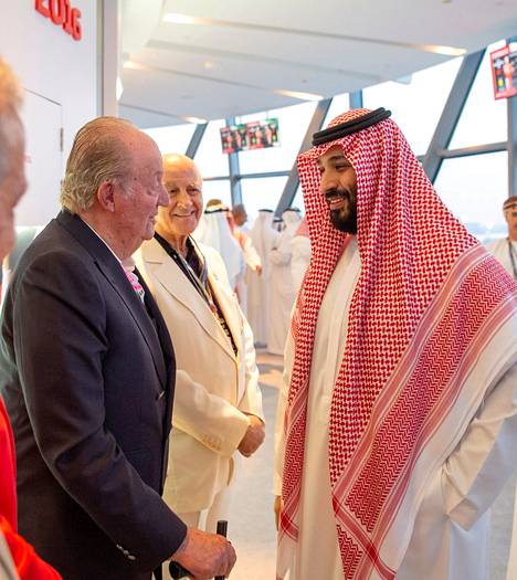 Juan Carlosin on kerrottu saaneen kymmeniä miljoonia Saudi-Arabian silloiselta kuninkaalta Abdullahilta vuonna 2008. Juan Carlos tapasi Saudi-Arabian kruununprinssi Mohammed bin Salmanin Abu Dhabin F1-kisassa vuonna 2018.