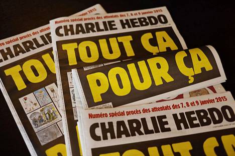Charlie Hebdo julkaisi tiistaina uudelleen kiistanalaiset pilapiirroksensa profeetta Muhammedista. ”Kaikki tämä vain tuon takia”, kuului lehden kansiotsikko oikeudenkäynnin aattona.