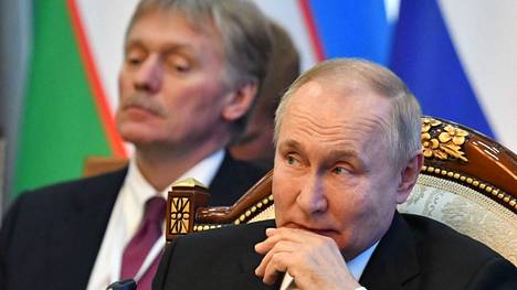 Kremlin tiedottaja Dmitri Peskov kuvattiin yhdessä Venäjän presidentin Vladimir Putinin kanssa viime joulukuussa Kirgisian Bishkekissä.