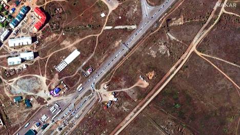 Satelliittikuvat paljastavat pitkät autojonot Mongolian rajalla.