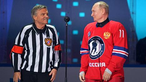 Rene Fasel (vas.) on ollut hyvissä väleissä Vladimir Putinin (oik.) kanssa. Kuva on otettu toukokuussa vuonna 2021.