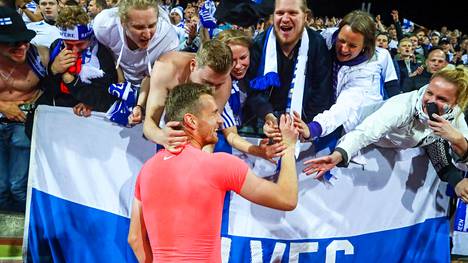 Huuhkajien fanit juhlivat Lukas Hradeckyn kanssa Kreikan kaatamista torstai-iltana Tampereella.