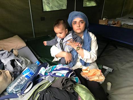 Irakilainen Dora-äiti ja Ines-lapsi kuvattuna Liettuassa elokuussa 2021. Kaksikko tuli Liettuaan Valko-Venäjän kautta, mutta perheen isä ei päässyt samassa yhteydessä rajan yli. 