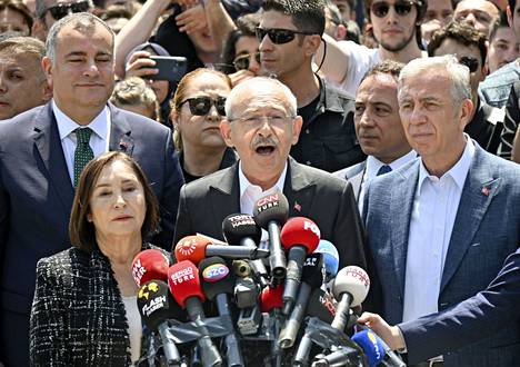 Erdogan's counter-candidate in the second round is Kemal Kilikdaroglu (centre) of the CHP