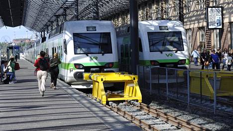 Veturimiesten liiton poliittinen mielenilmaus pysäyttää junaliikenteen maanantai-illalla kello 18. Mielenilmaus koskee kaikkia VR:n ja Helsingin seudun liikenne -kuntayhtymän (HSL) lähijunia sekä VR:n kauko- ja tavarajunia.