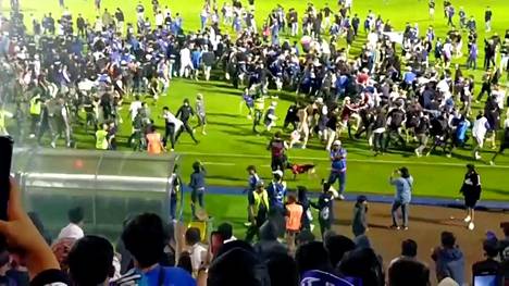 Osa ihmisistä jäi väkijoukon jalkoihin yrittäessään paeta stadionilta.