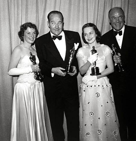 1950-luvulla gaalapukeutumisessa nähtiin paljon käsineitä. Naissivuosa-Oscarin debyyttielokuvastaan Kaikki kuninkaan miehet napanneen Mercedes McCambridgen (vas.) tyyli oli lähempänä irtohihoja, mutta naispääosa-Oscarin voittaneella Olivia de Havillandilla oli kauniit, lyhytvartiset käsineet.