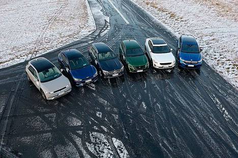 Ylhäältä vasemmalta alkaen lueteltuina: Hyundai Ioniq 5, KIA EV6, Mercedes-Benz C-sarja, Peugeot 308, Polestar 2 ja Škoda Enyaq.