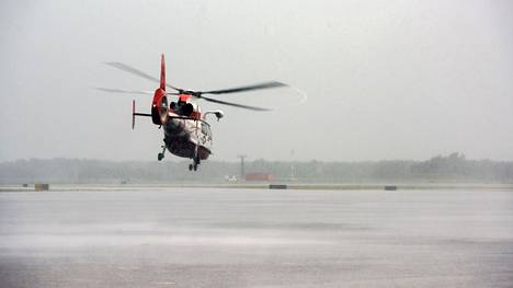 Rannikkovartioston helikopteri kuvattiin pelastustöissä Houstonissa sunnuntaina.