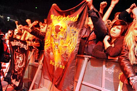 Motörheadin suomalaisfaneja Helsingin-konsertissa joulukuussa 2009.