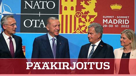 Naton pääsihteeri Jens Stoltenberg (vas.), Turkin presidentti  Recep Tayyip Erdogan, Suomen presidentti Sauli Niinistö ja Ruotsin pääministeri Magdalena Andersson tiistai-iltana Madridissa.  