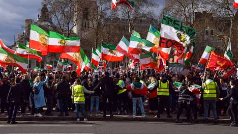 Mielenosoittajat kokoontuivat Lontoossa osoittamaan mieltään Iranin nykyhallintoa vastaan.