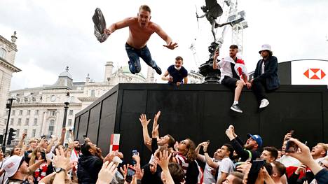 Mies hyppäsi väkijoukkoon Piccadilly Circuksen maisemissa sunnuntaina ennen EM-finaalia Italia-Englanti.
