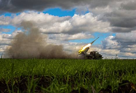 Ukrainalaisjoukot ampumassa rakettia Donetskin alueella 3. lokakuuta.
