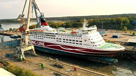 Ahvenanmaalla sunnuntaina 20.9. pohjakosketuksen saanut Viking Amorella tutkittavana ja korjattavana Naantalin korjaustelakalla 25.9.2020.