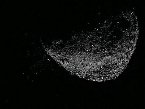 Bennu kuuluu Nasan seuraamiin asteroideihin. Nasan kuvassa näkyy Bennun pinnalta irtoavia hiukkasia.