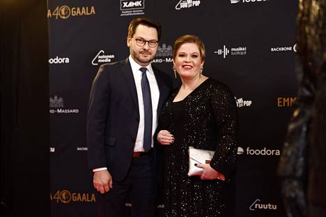 Valtiovarainministeri Annika Saarikko saapui gaalaan yhdessä puolisonsa Erkki Papusen kanssa.