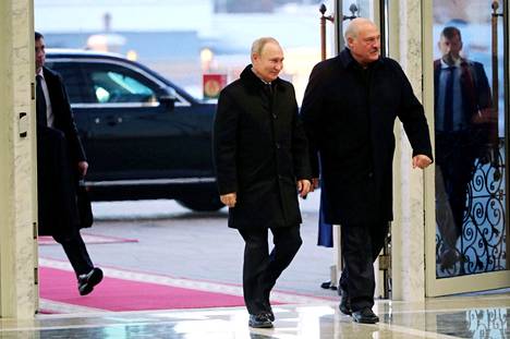 На фото Владимир Путин и Александр Лукашенко в Минске в понедельник, 19 декабря.