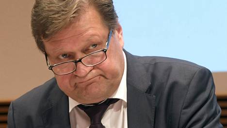 Ex-pääministeri Antti Rinteen luottomiestä Raimo Luomaa (sd) esitetään TEM:n kansliapäälliköksi, mutta nimitys siirrettiin torstailta pois.