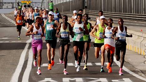 Daniel Do Nascimento (vasemmalle violeteissa shortseissa) tuupertui New Yorkin maratonilla.