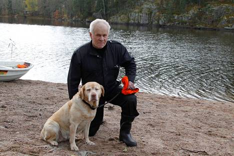 Savukoski käytti myös koiria apuna etsinnöissään. Vuonna 2015 hän etsi Espoon Nuuksiossa kadonnutta 27-vuotiasta Nela Utkinaa.