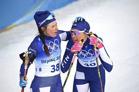 Krista Pärmäkoski (vas.) ja Kerttu Niskanen hiihtävät parisprintissä, joka alkaa kello 9.15.
