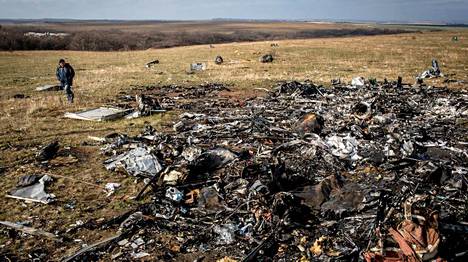 MH17 -lennon jäänteitä lähellä Grabovon kylää Itä-Ukrainassa.