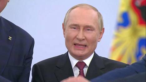 Vahva meikkivoide- ja puuterikerros peitti Vladimir Putinin väsymyksen ja ikääntymisen jälkiä.