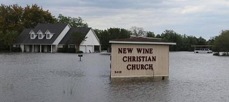 Vedenpaisumus valtasi kirkon.