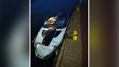 Onnettomuusvene hinattiin Vuosaaren satamaan.