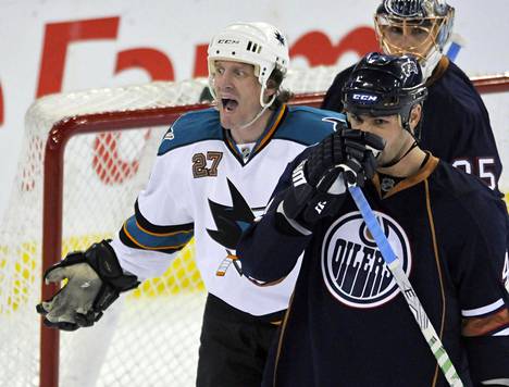 Jeremy Roenick (vas.) piti jöötä kentällä. Kuva pelaajan viimeiseltä NHL-keväältä 2009.